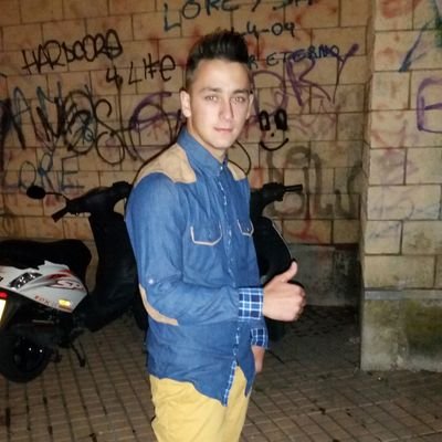 la gente me critican amis espaldas y cuando estoy delante se lo guardan.
