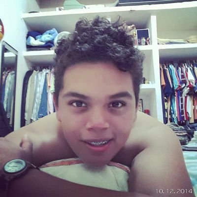 Bueno siempre jugando fut, volly, me gusta divertirme, salir con mis amigos amigas, viajar, etc. Me la paso en el chat y me encanta la música