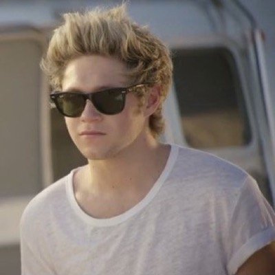 follow @nvrlandniall she gave you this follow :-)