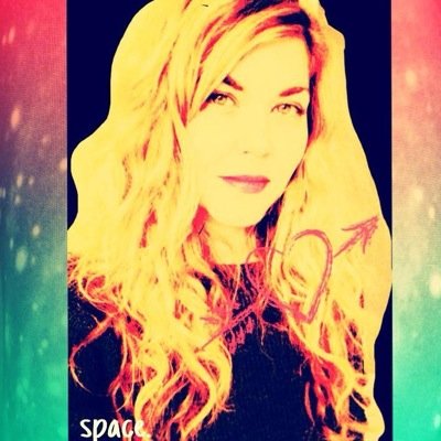 Huntress of eclectic treasures, sweater whispererer, artist, and a really good person xoxo