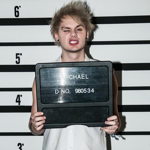 Follow @lukeisuhpenguin 'cause they gave you this free follow ☺ RT THE LINK BELOW PLEASE it would mean so much to me