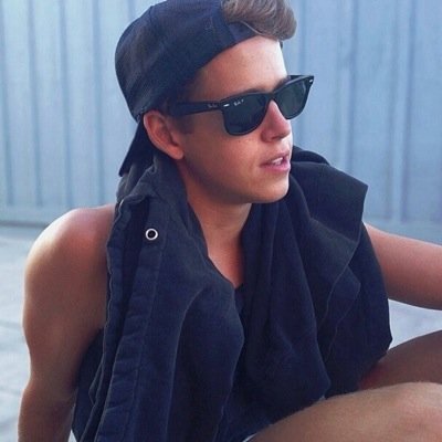 DONT FOLLOW GO FOLLOW @twistmendes OR I UF