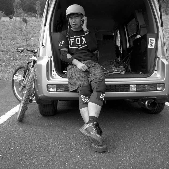 I love mountain bike,road cycling,playing footsal,and playing blues guitar.
