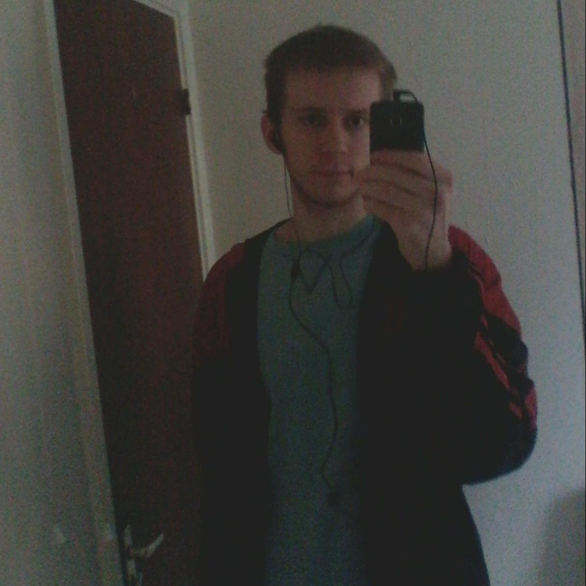 beeehappyyy_'s profile picture. Twitter is what i use for venting.