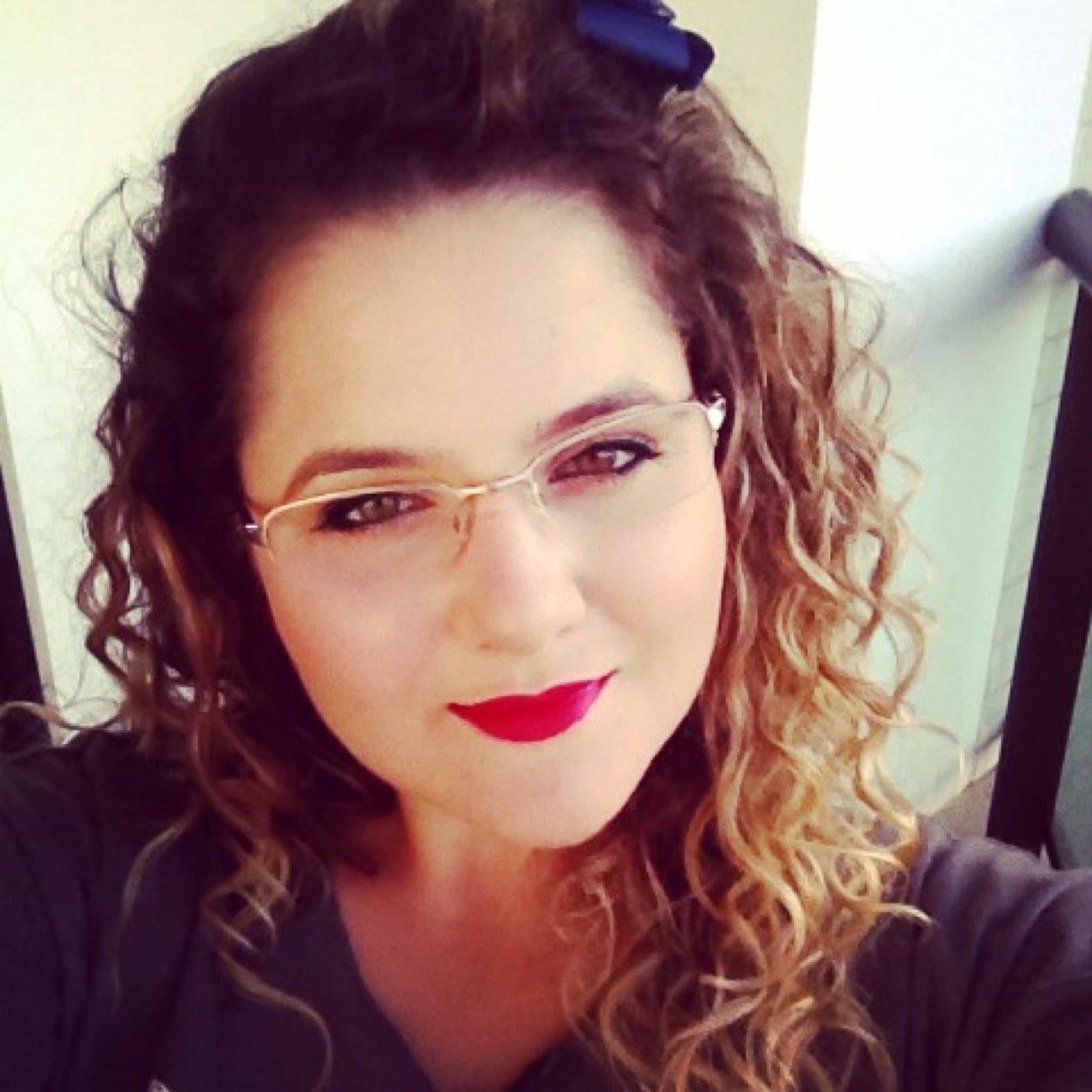 Mineira que mora em Brasília, 28 anos, bacharel em direito, noiva e metida à empreendedora