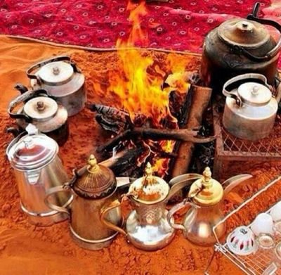 ‏شخص بسيط أهوي الشعر