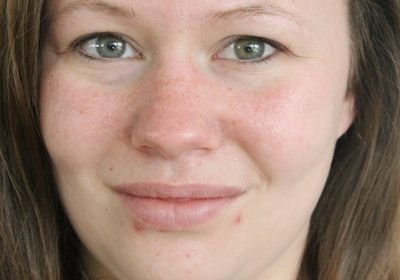 Vrolijke noot, matig tevreden, zeikt zoals alle vrouwen, scherp , en gevat
