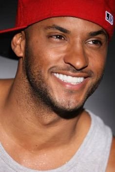 I want to an actor in EastEnders play Ahsley slater younger bro of sean and stacey and in Hollyoaks play Adam valentine be younger bro of clavin sonny sasha.