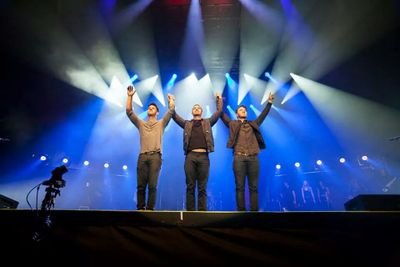 I love the @jonasbrothers and @ddlovato are my life. I love @nickjonas, @joejonas and @kevinjonas
 aliens, dragons & starbucks 
,I'M JONATIC PLOBNRG FOREVER :)