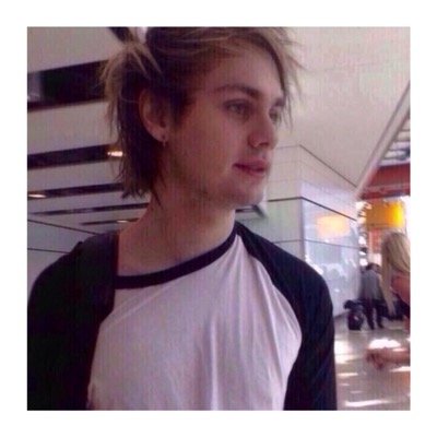 this is a saved account (also a free follow) & I'm helping you get a follow by rting your spam! Go follow @alluringmike please !!