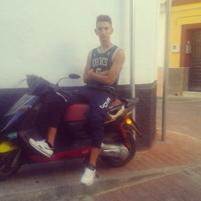 17.'Amigo de mis amigos .Si no tienes intencion de respetarme no tengas intencion de cruzarme una mirada'. Instagram: jesusjimene12