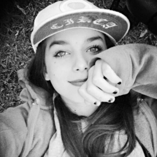 Muito embora seu coração esteja doendo, sorria. ❥