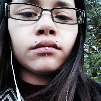 Smile_of_fish's profile picture. 18 years old girl from Canada who write and play her own songs.