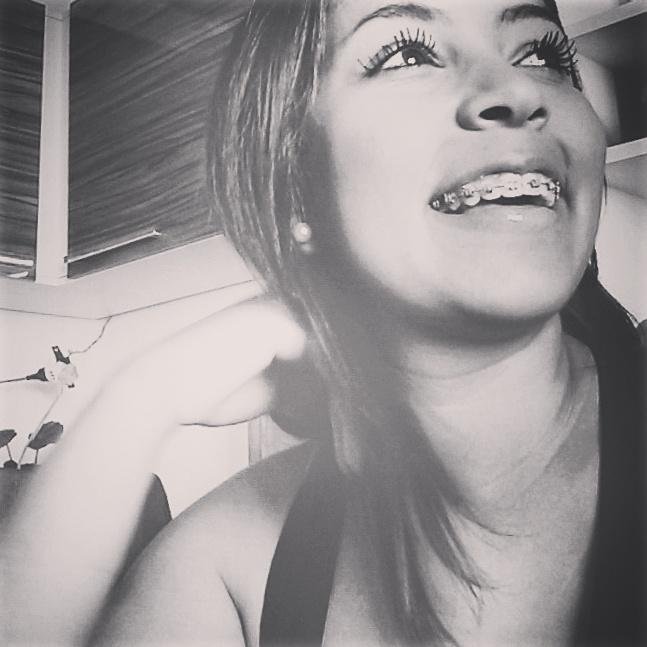 .. apenas sorria bonito e deixe os outros quererem descobrir qual é o segredo que faz você rir.