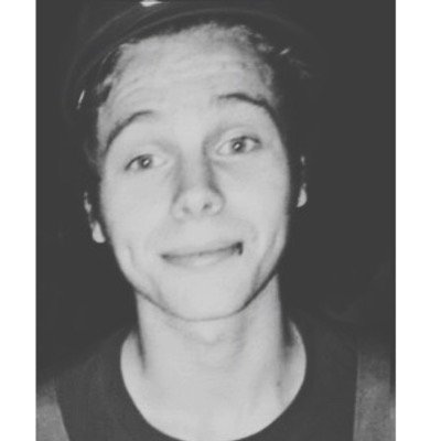 follow @sighhxmmings ❤️ her old acc got hacked!