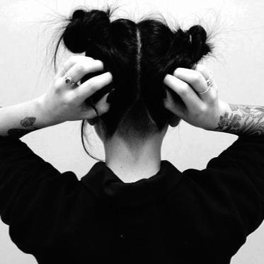 Certaines filles ont du rouge sur leurs lèvres. Moi ce sont mes poignets qui sont rouges.