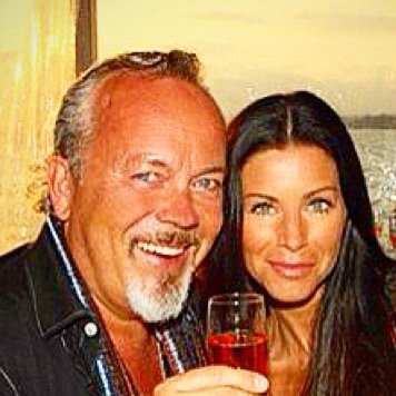 Working with music and entertainment Loves everything beautiful in Life Family,friends and everything that makes you feel love and passion! Live Life & love it!
