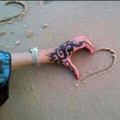 ‏‏ٺدري وش اكثر شي 
ودي اسويہ اطوي كفوفي 
خلف ظهرک واضمک