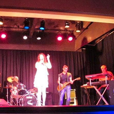 Sur twitter le Bassiste (twitte sous #Mbass) & la chanteuse du groupe MadySand .