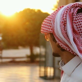 طَالِبْ بْر الوالدين،ً مُتذوقٌ للأَدَبْ وكَذَلِكَ القَهْوةْ ، شَرقيَّ الطِباع ْ، عَربيَّ الإنتِماءْ ، هَاشِميَّ الأصلَْ َ