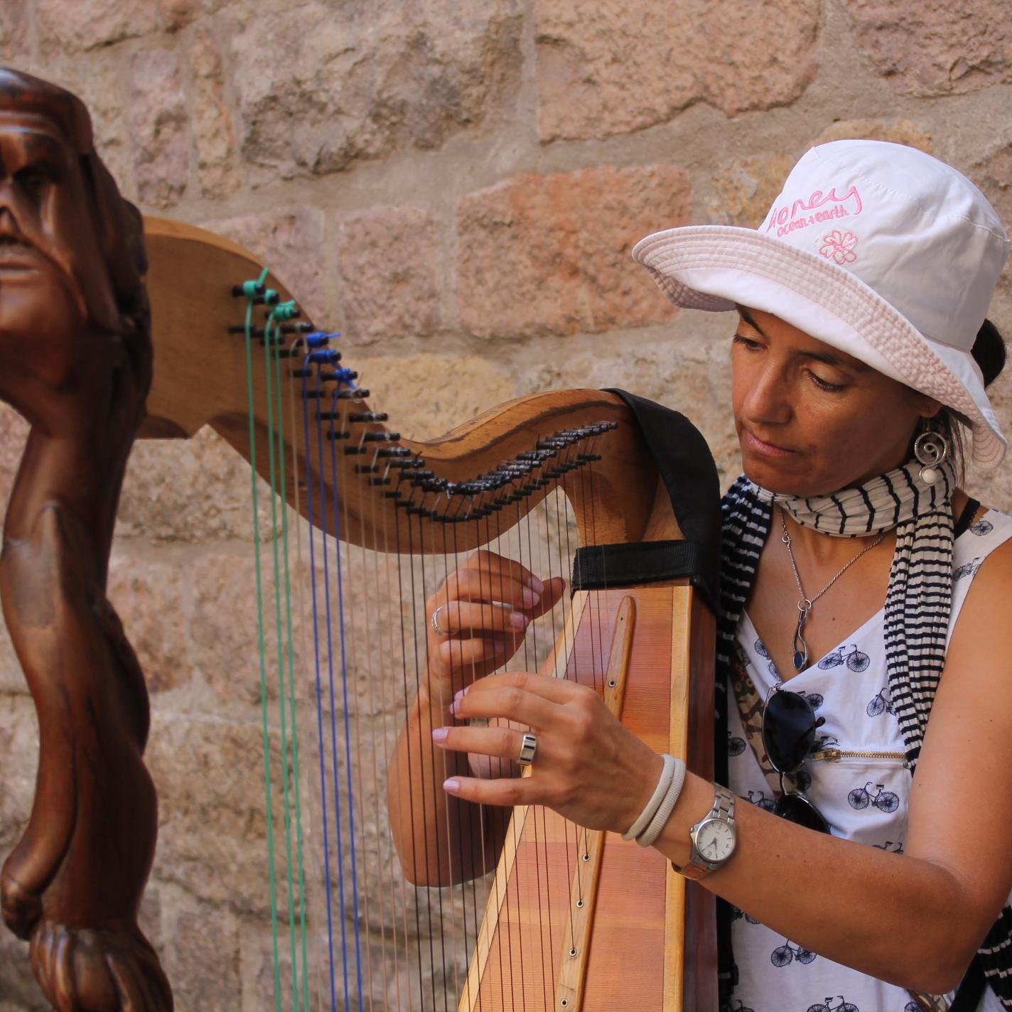 Fascinada por la música, el origami, la montaña, la bicicleta y la educación