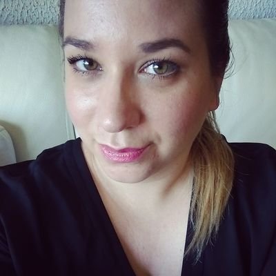 Blogueuse beauté, du chic, du glamour, du nude, du rouge et des vernis. Jeune maman, rédactrice du blog http://t.co/T28XvvfuQW