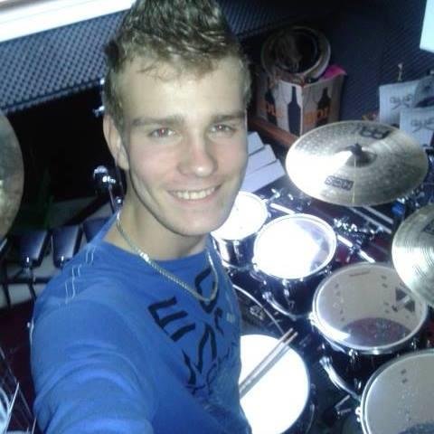 16 jaar // drummer // grote fc groningen fan // mijn meisje is me alles wil haar nooit meer kwijt ik hou zoveel van je @marcelinegerard