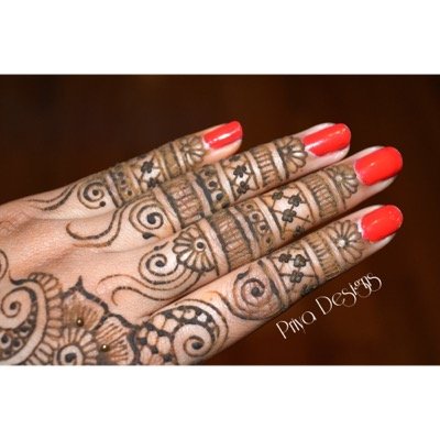 Professional Henna Artist based in Brampton, Ontario. Henna Expert with Makeup Me Pretty!