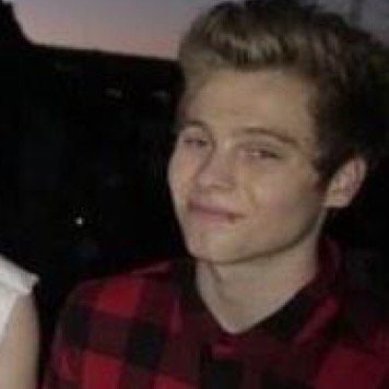 FOLLOW @5sosalltime PLEASE ILYSM