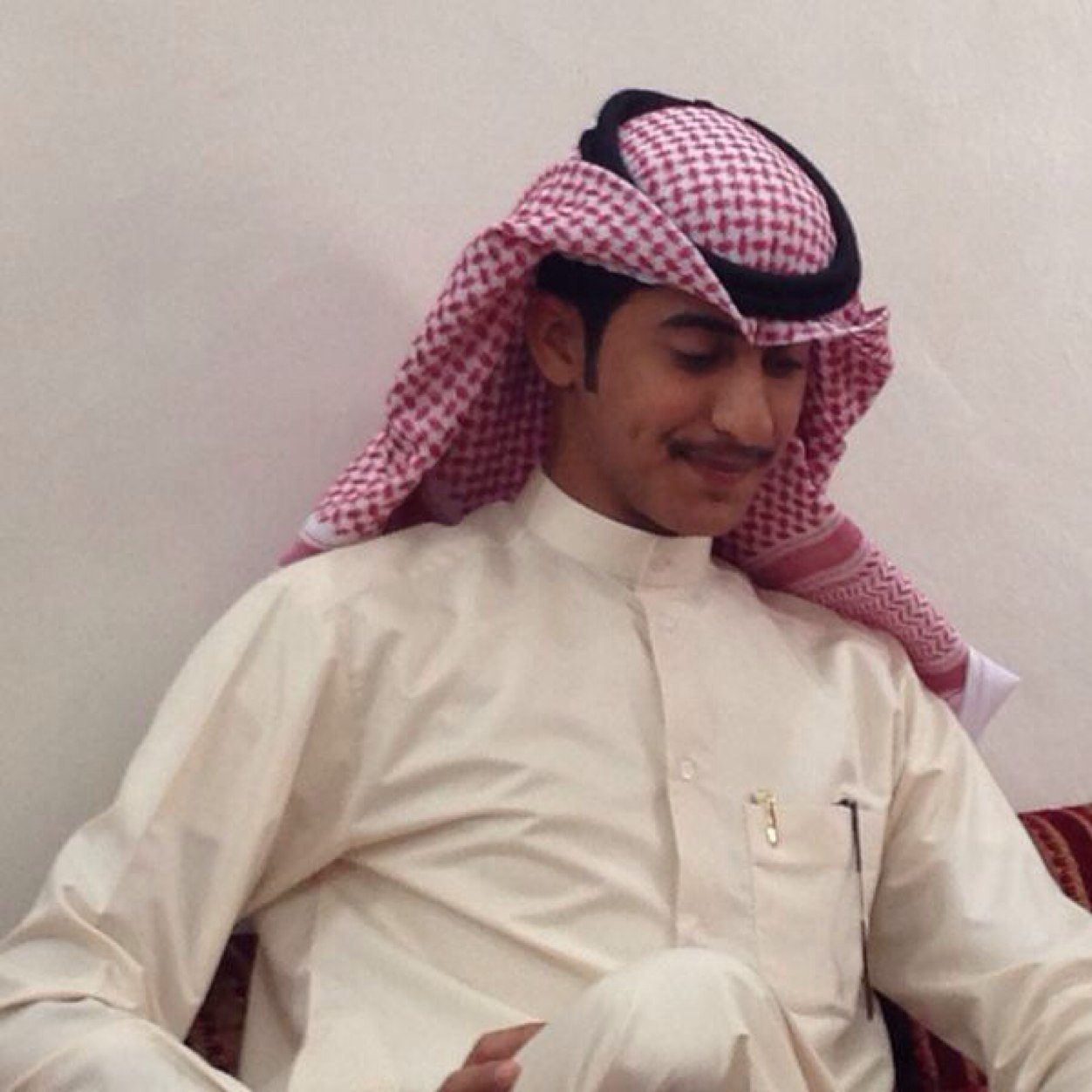 شـآإعر إلا ربـع ..، إنسـآإن لـيس إلآ
