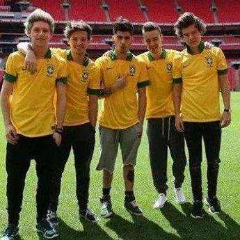 Eu tava indo daí eu conheço a Banda One Direction a minha vida simplesmente mudou