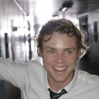 if you want a dm to luke or the band account rt this and then tweet me at @axid_irwin  
https://t.co/91nRtZvd0g
