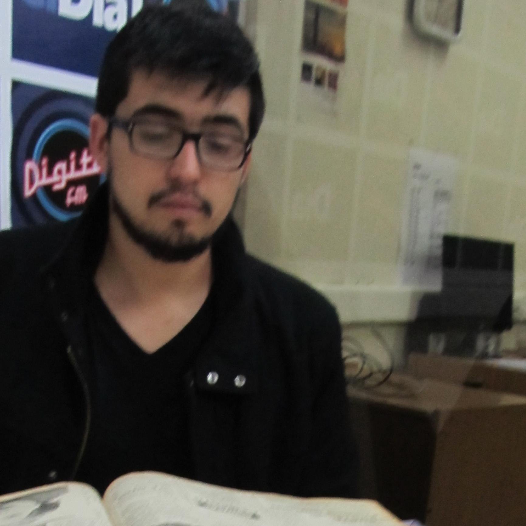 Periodista. Acérrimo defensor de la alegría.