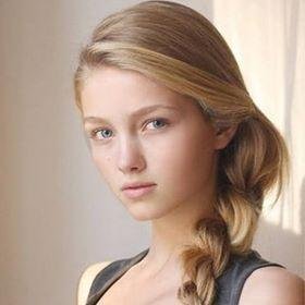 Emma C. Carstair vive en Los Ángeles, es una Cazadora de Sombras que como todos ha quedado huérfana, su parabatai es Julián Blackthorn.