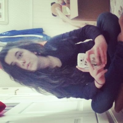 Sonrisas en medio de besos y besos en medio de sonrisas
♡ELDA♡