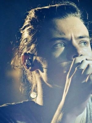 I ♥ One Direction and my sunshine is Harry! If harry follows you please dm me to him it would mean so much!!