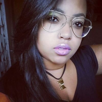 Sou menina-mulher, discreta, prestativa, atrapalhada, canceriana, sincera, simpática, caseira, feliz. Amo viver, fotografar, cinema, sorvete, chocolate, anéis.