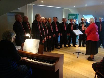 We are a Male Voice Choir consisting of 29 members or so from the village and locality. Cor meibion yw Bois Y Felin, 29 o aelodau o'r pentre' a'r cyffuniau.