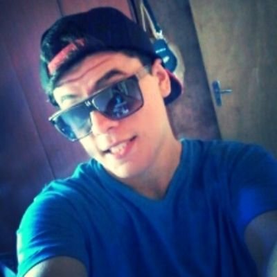 Minha frase: Vc nunca encontrará um arco-íres se estiver olhando pra baixo.