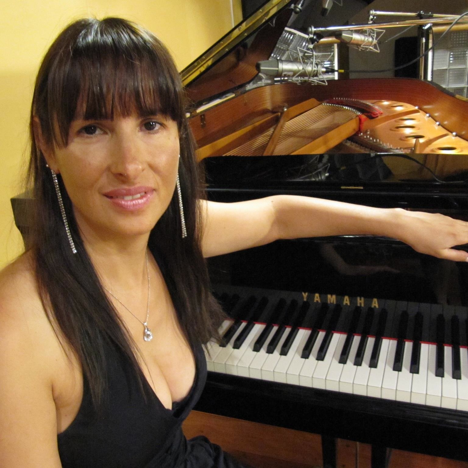PIanist, piano tutor and music teacher. enthusiastic, emotional and blunt. Love dancing, coffee and beer. Cheers!
