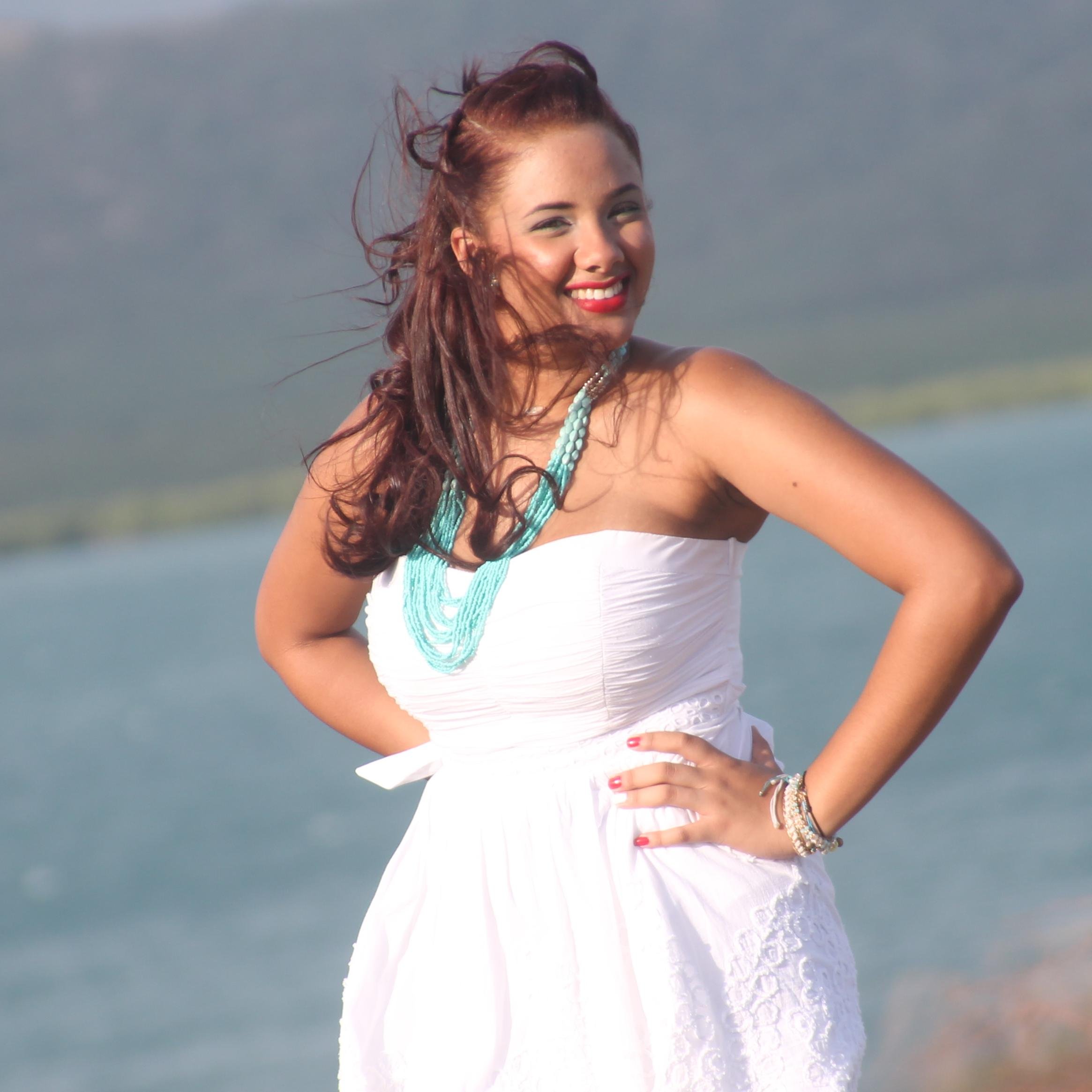 Hija de Dios, Nieta Orgullosa de Alcibiades; Psicóloga Clìnica, Liceista por herencia, Revolucionaria por Convicción, Movida por el amor y Chocoadicta.