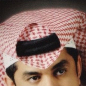 يغار قلبي كثر ما تحبك الناس ومن طيبك اعذر كل منهو يحبك ومادام كل الناس ترفع بك الراس انا اول انسان وقف يفتخر بك