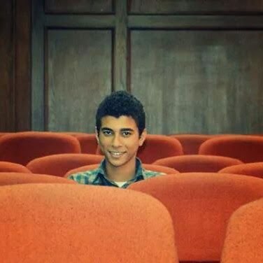 ‏‏‏النجاح سلم لا تستطيع تسلقه و يداك فى جيبك