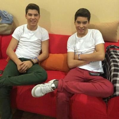 Gemeliers asta la muerte por muchos obtaculos que allá.

no somos sus fans somos una familia

Porfin eh cumpido mi sueño conocer a jesus y daniel oviedo.