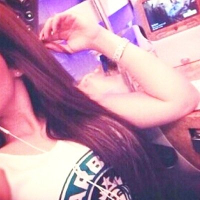 لا تسألني !
اسأل الناس عني
انا وسع صدري :
يكفي مدينه
اضحك و اسولف و اغني
و ملامحي خلقهَ
من الله : جميله'$