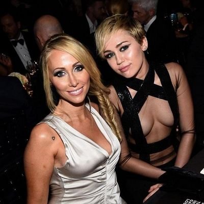 I'm a smiler and a bullocker. I love Miley with all my heart! ♥ My smiler sisters are @JuliaErin3 @Miley_supports @maureen_smile99 @SmileOfsmiler_ @Lola140897 ♥