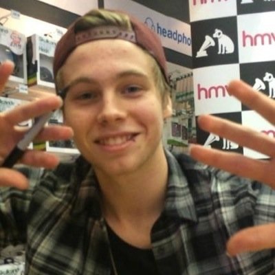just a huge 5SOS fan. i'm not interested to be followed by them nor to be noticed, i just love their music and i want them to win.
voting acc for @kaeitharsis