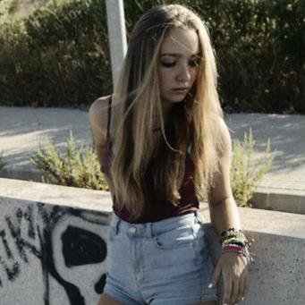 Eres feliz o solo sonries?//Aprendí a llorar sin derramar una lágrima, también a gritar sin emitir ningún sonido.