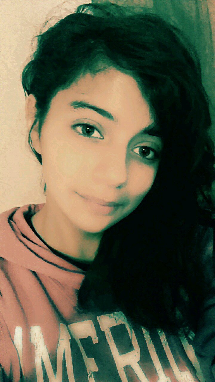 I am a simple 15 year old girl who loves her family , and her friends .