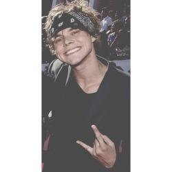 follow @averypeth14 and tweet her a picture of your sunshine for a follow back. (5sos account)